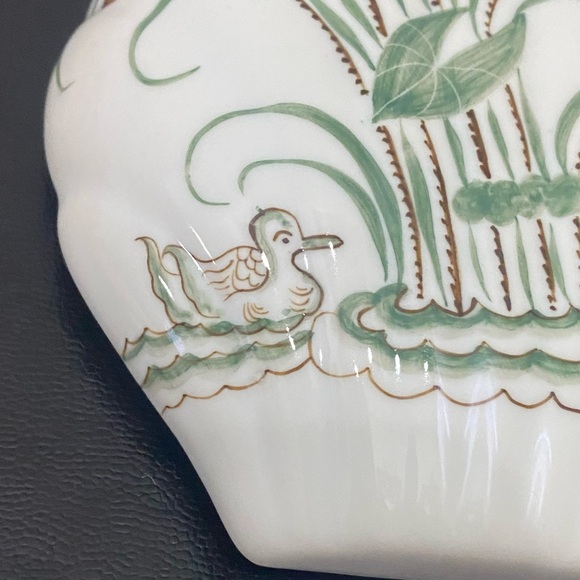 Handpainted Ducks & Lilies Porcelain Scalloped Shell Lidded Trinket Box - Picture 13 of 16